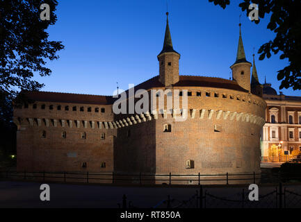 La Polonia, Cracovia, Barbican fortificazione di notte Foto Stock