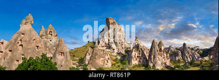 Foto e immagini di Uchisar Castello la grotta case di città in la fata del camino di Uchisar, vicino a Goreme, Cappadocia, Nevsehir, Turchia Foto Stock