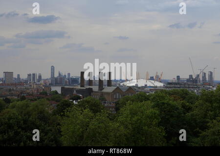 Vista sulla città di Londra e la famosa Arena O2 (Millennium Dome) da Greenwich a Londra, Regno Unito. Foto Stock