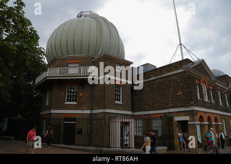 La facciata di una parte del grande storico edificio equatoriale con un telescopio cupola all'Osservatorio Reale di Greenwich a Londra, Regno Unito. Foto Stock