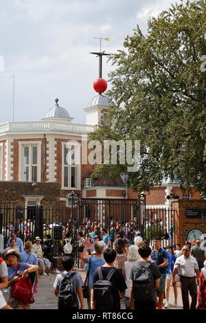 I turisti al di fuori del centro storico di Flamsteed House Museum (disegnato da Christopher Wren) presso l'Osservatorio Reale di Greenwich a Londra, Regno Unito. Foto Stock