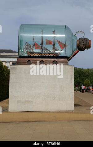 Una replica di Nelson della nave HMS Victory in una bottiglia da Yinka Shonibare, al di fuori della Sammy Ofer ala Museum di Greenwich, Londra, Regno Unito. Foto Stock