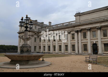 Una fontana di fronte all'ingresso della Trinità Labano Conservatorio di Musica e Danza di Marittime Greenwich, Londra, Regno Unito. Foto Stock