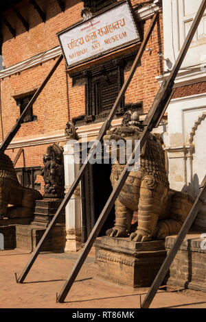 Il Nepal, Valle di Kathmandu, Bhaktapur, Durbar Square, supporti in legno supporti antisismici terremoto danneggiato il Museo Nazionale d'arte edificio Foto Stock