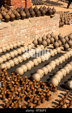 Il Nepal, Valle di Kathmandu, Bhaktapur, Potter's Square, thown pentole essiccamento in sun prima della cottura in forno Foto Stock