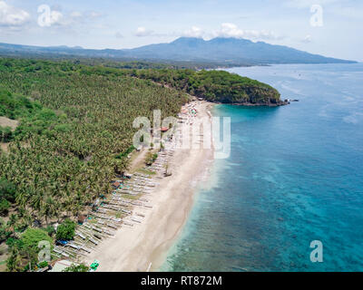 Indonesia, Bali, Karangasem, veduta aerea della spiaggia vergine Foto Stock