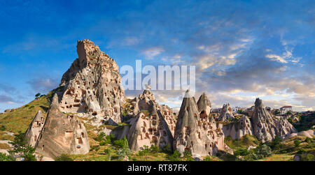 Foto e immagini di Uchisar Castello la grotta case di città in la fata del camino di Uchisar, vicino a Goreme, Cappadocia, Nevsehir, Turchia Foto Stock