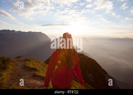 Austria, Tirolo, ritratto di sorridere escursionista sopra Achensee di sunrise Foto Stock