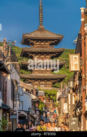 Kyoto, Giappone - 22 Agosto 2017 : Hokan-ji di Yasaka 5 Store Pagoda e negozi tradizionali da Yasaka street. Foto Stock