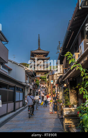 Kyoto, Giappone - 22 Agosto 2017 : Hokan-ji di Yasaka 5 Store Pagoda e negozi tradizionali da Yasaka street. Foto Stock