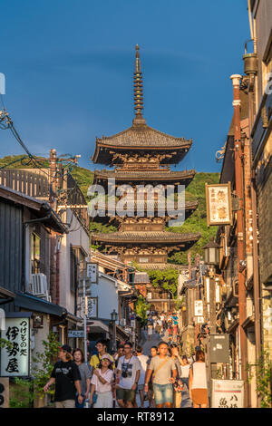 Kyoto, Giappone - 22 Agosto 2017 : Hokan-ji di Yasaka 5 Store Pagoda e negozi tradizionali da Yasaka street. Foto Stock