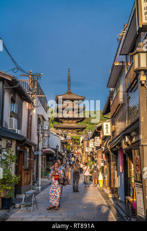 Kyoto, Giappone - 22 Agosto 2017 : Hokan-ji di Yasaka 5 Store Pagoda e negozi tradizionali da Yasaka street. Foto Stock