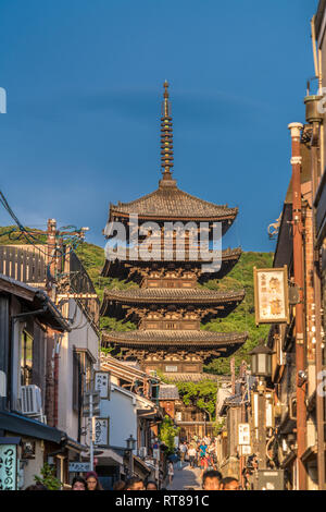 Kyoto, Giappone - 22 Agosto 2017 : Hokan-ji di Yasaka 5 Store Pagoda e negozi tradizionali da Yasaka street. Foto Stock