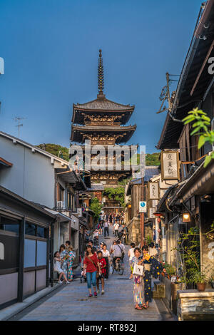 Kyoto, Giappone - 22 Agosto 2017 : Hokan-ji di Yasaka 5 Store Pagoda e negozi tradizionali da Yasaka street. Foto Stock