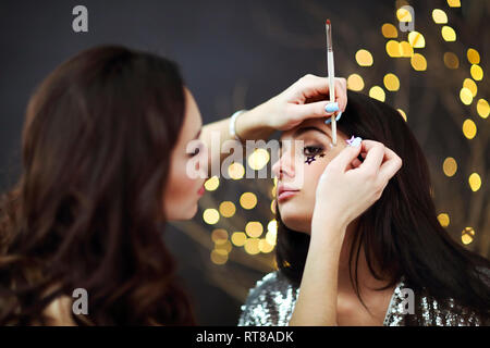 Professional make up artist facendo parte compongono in un salone di bellezza. Close up Foto Stock