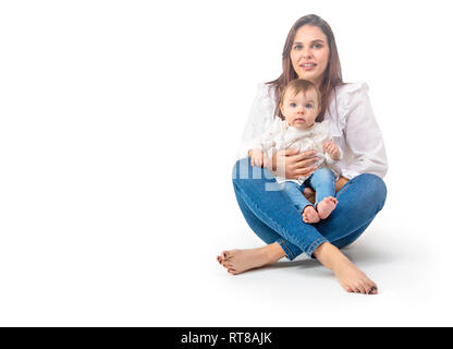 Amorevole Madre e la sua bambina isolati su sfondo bianco Foto Stock