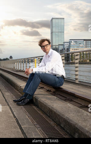 Germania Berlino, ritratto di imprenditore per rilassarsi dopo il lavoro Foto Stock