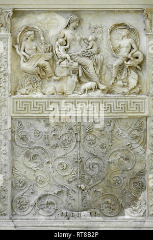 Roma. L'Italia. Il Tellus (o Pax) pannello di rilievo sulla parete est (retro) dell'Ara Pacis Augustae, 13-9 BCE, Museo dell'Ara Pacis. Foto Stock