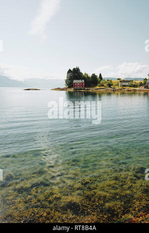 La piccola isola di Omaholmen su una bella giornata d'estate in Hardangerfjord Hordaland, Norvegia. Foto Stock