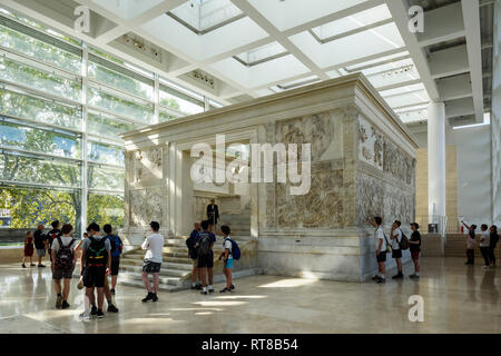 Roma. L'Italia. L'Ara Pacis Augustae, Museo dell'Ara Pacis. Originariamente commissionato dal Senato romano nel 13 A.C. in onore di Augusto Imperatore' ritorno dopo Foto Stock