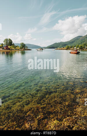 La piccola isola di Omaholmen su una bella giornata d'estate in Hardangerfjord Hordaland, Norvegia. Foto Stock