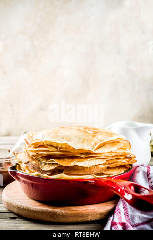 Crepes fatte in casa con salsa di cioccolato, russo e ucraino frittelle sottili bliny, in legno rustico sfondo spazio di copia Foto Stock