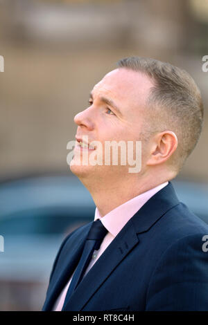 Chris Hazzard MP (Sinn Féin: a sud verso il basso) intervistato su College Green, Westminster, Feb 2019 Foto Stock