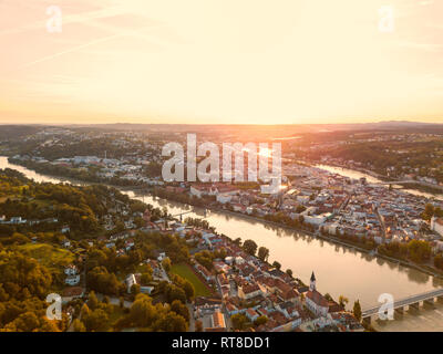 In Germania, in Baviera, Passau, città dei tre fiumi, vista aerea, il Danubio e il fiume Inn al tramonto Foto Stock