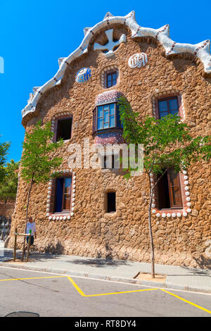 Barcellona, Spagna - Agosto 26, 2014: Edificio all'ingresso del Parco Guell di Barcellona. Foto verticale al giorno di estate Foto Stock