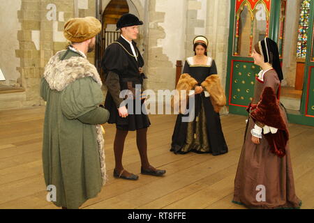 Anne Boleyn e Tudor amici danza insieme alla Torre di Londra- sono vestiti in abiti raffinati Foto Stock