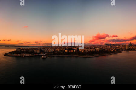 Vista panoramica di Kadikoy District a Istanbul. Vista della penisola. L'orario del tramonto. Foto Stock