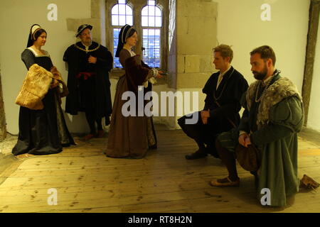 Due Tudor colleghi sono essendo nominato cavaliere presso la Torre di Londra di Anne Boleyn & Henry VIII. Essi sono indossando autentico abito Tudor e sembrava felice Foto Stock