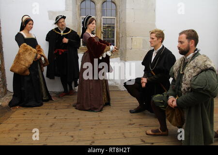 Due Tudor colleghi sono essendo nominato cavaliere presso la Torre di Londra di Anne Boleyn & Henry VIII. Essi sono indossando autentico abito Tudor e sembrava felice Foto Stock