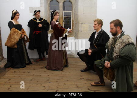 Due Tudor colleghi sono essendo nominato cavaliere presso la Torre di Londra di Anne Boleyn & Henry VIII. Essi sono indossando autentico abito Tudor e sembrava felice Foto Stock