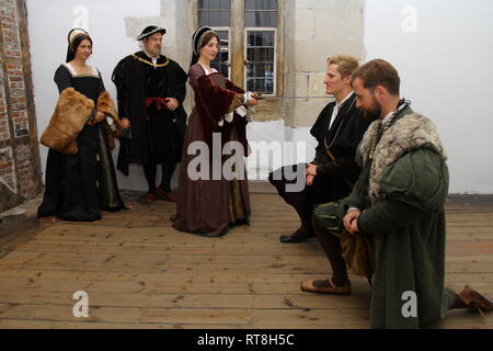 Due Tudor colleghi sono essendo nominato cavaliere presso la Torre di Londra di Anne Boleyn & Henry VIII. Essi sono indossando autentico abito Tudor e sembrava felice Foto Stock