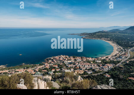 Vista del villaggio di Algajola, spiaggia di sabbia e acque turchesi del Mar Mediterraneo nella regione della Balagne in Corsica Foto Stock