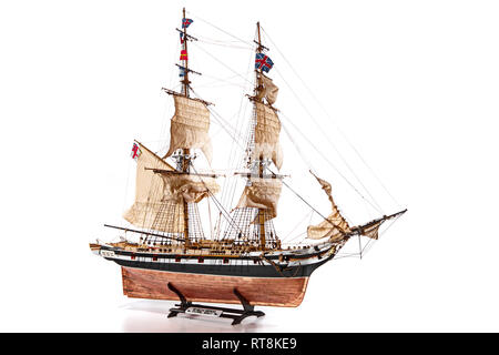Modello storico di navi su sfondo bianco Foto Stock