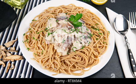 Grano intero Spaghetti Tagliatelle con funghi Foto Stock