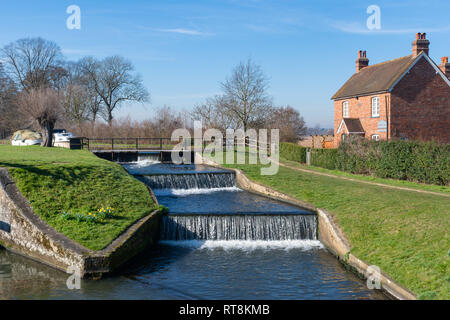 Serratura Papercourt e bloccare i detentori cottage sul pittoresco fiume Wey navigazione nel Surrey, Regno Unito, in una giornata di sole Foto Stock