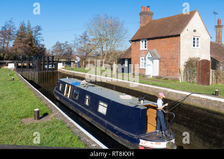 Narrowboat o Inclus passando attraverso il blocco Triggs accanto a bloccare i detentori cottage sulla navigazione Wey vicino a inviare nel Surrey, Regno Unito Foto Stock
