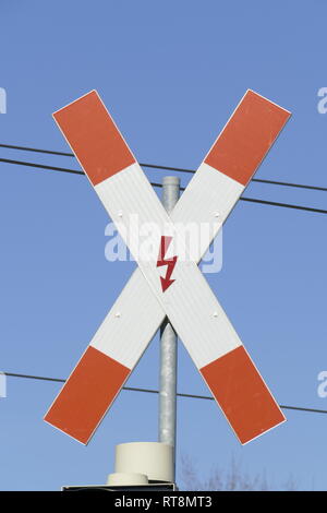 Segnaletica di pericolo St. Andrew's Cross davanti a un attraversamento ferroviario Foto Stock