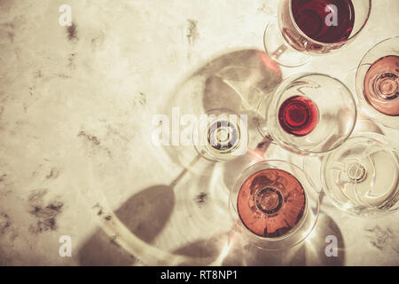 Degustazione di vino - Concetto di vetro con vino diverso su Sfondo marmo Foto Stock