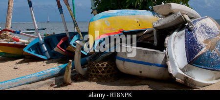 Vista panoramica di un gruppo di barche di legno a spiaggia di Sanur in Bali, Indonesia Foto Stock