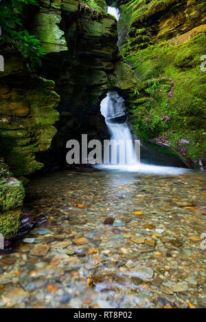 St Nectans Glen e cascata è a un tiro di schioppo da Tintagel in Cornovaglia. Il sito è diventato un luogo di pace e tranquillità dove la gente va a rem Foto Stock