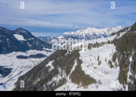 Bella antenna fuco panorama della valle di montagna, case e villaggi in freddo giorno d'inverno. Foto Stock