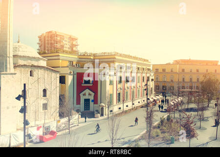 Tirana, Albania. Febbraio 2019: Nuova città ricostruita centrale Piazza Skanderbeg, cittadini a piedi la zona pedonale Foto Stock