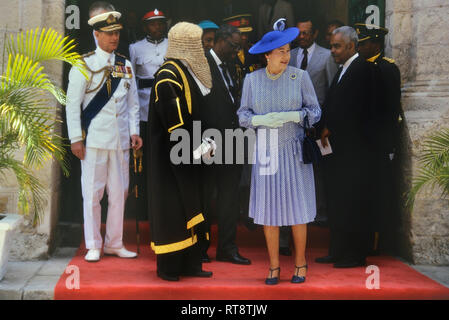 Regina Elisabetta II e Principe Filippo accompagnati dal Presidente della Casa, Lawson Weekes, in visita reale per celebrare il 350° anniversario del Parlamento delle Barbados, Bridgetown. 8-11 Marzo 1989 Foto Stock