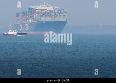 400 metri, Ultra-Large nave portacontainer CMA CGM Louis Bleriot, con partenza dal Porto di Southampton, attesa di lancio del progetto pilota in primo piano. Regno Unito. Foto Stock