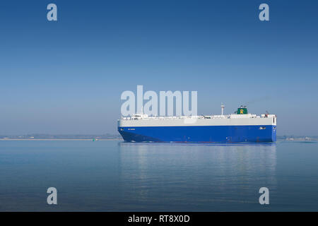 I veicoli di supporto (Auto Transporter nave), RCC passione, si avvicina al Porto di Southampton, Hampshire, Regno Unito. Foto Stock