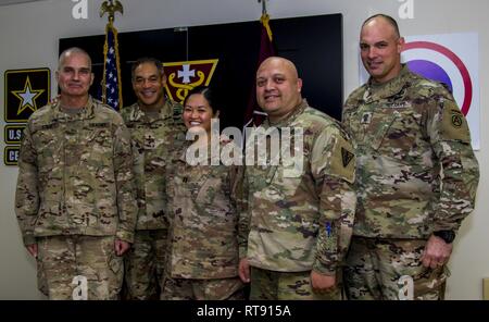 Stati Uniti Esercito Lt. Gen. Michael X. Garrett, U.S. Esercito comandante centrale, la seconda da sinistra, E DEGLI STATI UNITI Esercito Comando Centrale Sgt. Il Mag. J. Curt Cornelison, destra, posano per una foto con i soldati assegnati alla Task Force Med, 8° Brigata medica dopo la loro presentazione con le monete per il loro duro lavoro presso il Camp come Sayliyah, Qatar Gennaio 25, 2019. Riconoscendo i soldati per il loro duro lavoro consente al comandante di comunicare tutta la sua fiducia e la sua fiducia nei membri della USARCENT. Foto Stock